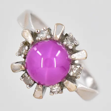 Ring vitguld, diamanter ca 6x0,01ct, stjärnrubin Ø 6mm, stl 17, 14K Vikt: 3,8 g