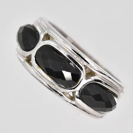 Ring med svarta stenar, stl 17¾, bredd ovandel 9,2mm, silver 925/1000 Vikt: 7,8 g