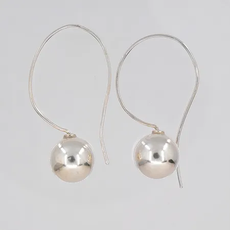 Ett par örhängen, längd ca 45mm, kulor Ø 14mm, ihåliga, silver 925/1000 Vikt: 6,9 g