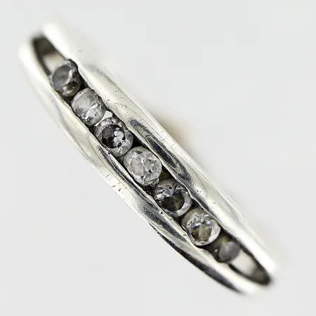 Ring stl 16½, bredd 2-3,5mm, vita stenar, silver 925/1000. Vikt: 1,6 g