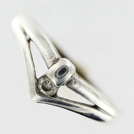 Ring stl 16½, bredd 1,5-6mm, skev skena, vit sten, silver 925/1000. Vikt: 1,6 g