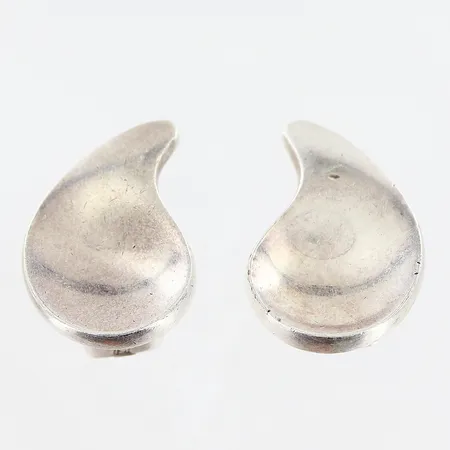 Ett par örhängen, "tear drop shape" design Jorgen & Nanna Ditzel, Anton Michelsen, Danmark, 22x15mm, clipsmodell, sterling, silver 925/1000.  Vikt: 12,5 g