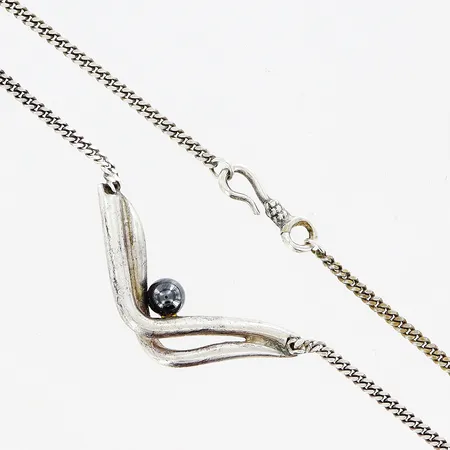 Collier 41cm, bredd 2-10mm, hematitsten, ostämplat, silver. Vikt: 14,4 g