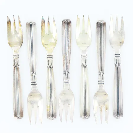 7 tårtgafflar, stämplade med tre torn, 132mm, silver. Vikt: 157 g
