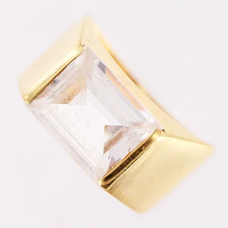 Klackring, vit sten, stl 15¼, bredd 4-8mm, 18K.  Vikt: 3,3 g