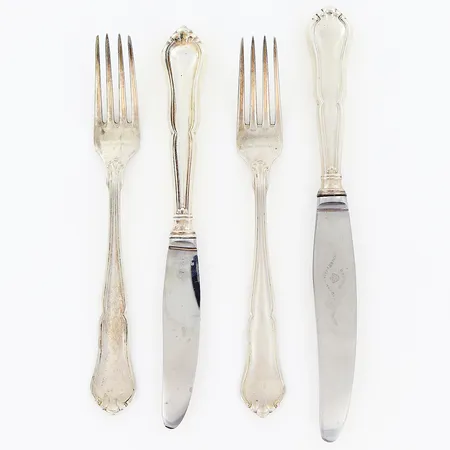2 gafflar 180mm, 2 knivar 191mm, 208mm, stål i blad gravyr, stämplade med tre torn, silver. Vikt: 191,8 g