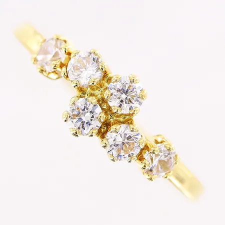 Ring, vita stenar, stl 19¼, bredd 1,5-7mm, bucklor på skenan, 18K Vikt: 1,1 g