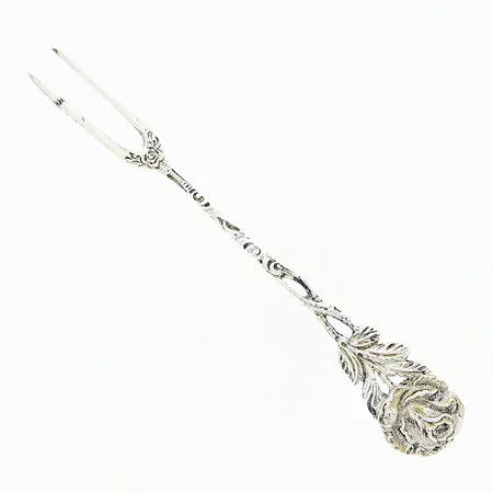 Sillgaffel 100mm, rosmodell, svensk importstämpel, silver 835/1000. Vikt: 6,9 g