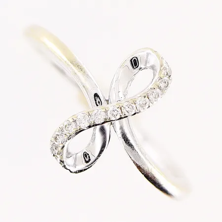 Ring, diamanter 15 x ca 0,01ct, stl 17, bredd 1,5-12mm, vitguld, 14K Vikt: 2,3 g