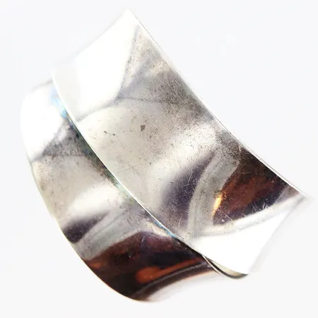 Armband design Amos Slor 1954-1973 Danmark, innermått ca 60x55mm öppen modell, bredd ca20-45mm, sterling, silver 925/1000.  Vikt: 79,5 g
