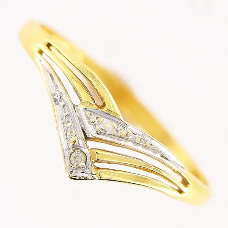 Ring, stl 17¾, bredd 1,5-5,5mm, vitgulds detaljer, skev skena, 18K. Vikt: 1,3 g