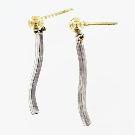 Ett par örhängen, 27x2mm, stav med förgylld knopp/stift, stoppar saknas, silver.  Vikt: 0,9 g