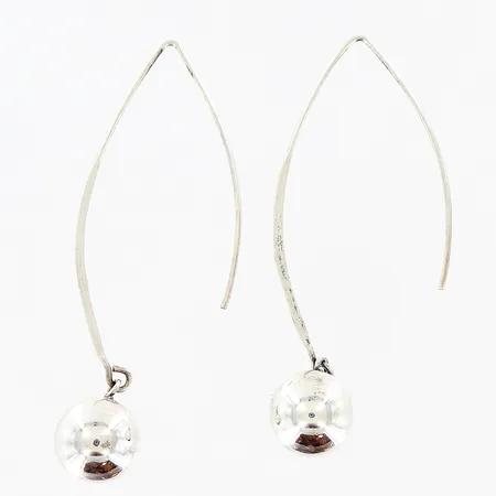Ett par örhängen, längd/höjd 65mm, kula Ø10mm, silver 925/1000. Vikt: 5,5 g
