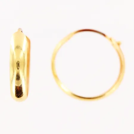 Ett par örhängen, creoler, Ø15mm, bredd 3mm, skevheter, 18K. Vikt: 0,6 g