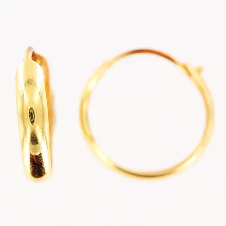 Ett par örhängen, creoler, Ø15mm, bredd 3mm, skevheter, 18K. Vikt: 0,6 g