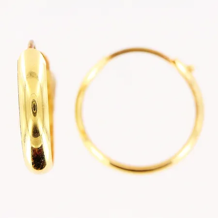 Ett par örhängen, creoler, Ø15mm, bredd 3mm, skevheter, 18K. Vikt: 0,7 g