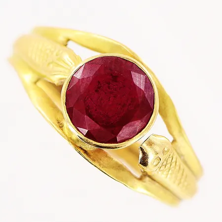 Ring, rosa sten, stl 18½, bredd 2,5-8,5mm, skevheter, 21K. Vikt: 2,7 g