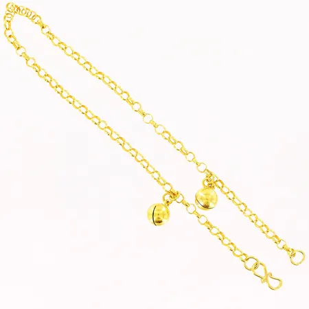 Vristlänk, 23cm, bredd 2,5mm, 2 berlocker, smärre skevheter, 21K.  Vikt: 3,6 g