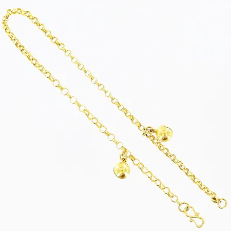 Vristlänk, 23cm, bredd 2,5mm, 2 berlocker, smärre skevheter, 21K. Vikt: 4,5 g