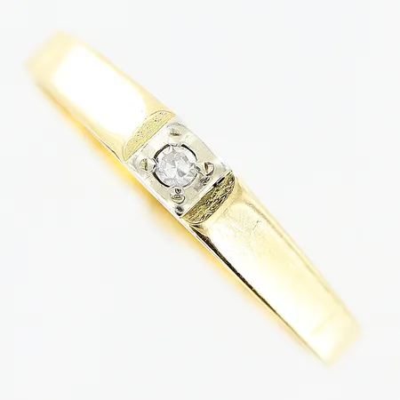 Ring, diamant ca 0,02ct, 8/8 slipad, nagg, stl 17, bredd 2-2,5mm, 18K. Vikt: 1,9 g