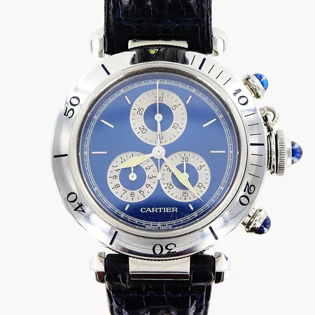 Armbandsur Cartier Pasha Chronoreflex, stål, quartz, Ø35mm, ref nr 1352 1, serie nr C047945, blå urtavla, blått läderband med original viklås, inställt armmått 18,5cm justerbart, certifikat Cartier Lindows Ulverstone Storbritannien 2002, bok, box, defekt ytterkartong. Vikt: 0 g