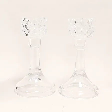 Ett par ljusstakar Sofiero, Gunnar Cyrén, höjd ca 24,5cm, märkta i botten med Orrefors GC 3834-63, något olika i storlek på fot. Skickas med postpaket.