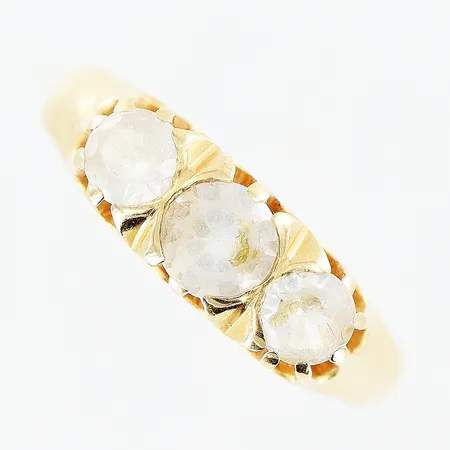 Ring, vita stenar, stl 18½, bredd 3-5,5mm, 18K. Vikt: 4,7 g