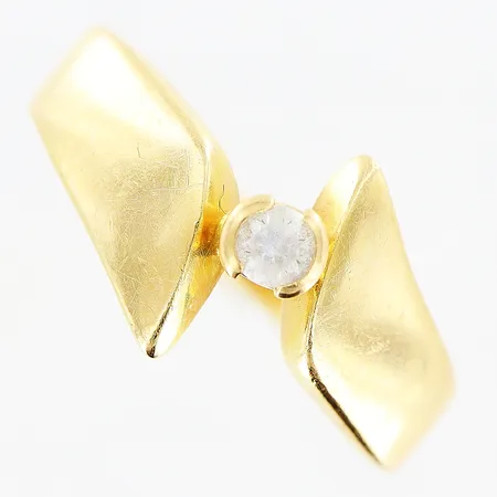 Ring, vit sten, stl 19½, bredd 3-11,5mm, 18K. Vikt: 6,1 g
