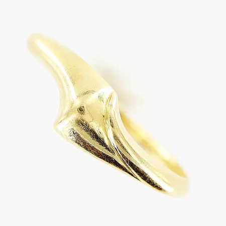 Ring, stl 16½, bredd 1,5-5,5mm, smärre skevheter, 18K. Vikt: 2 g