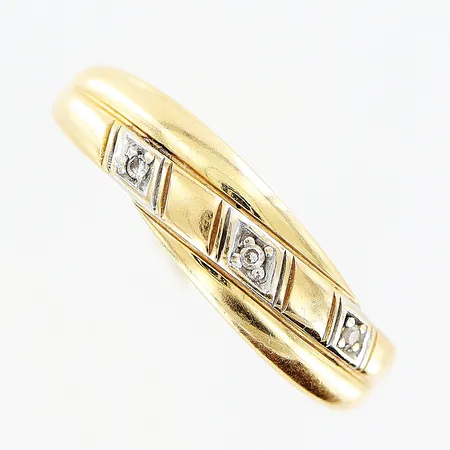 Ring, diamanter 3 x ca 0,005ct, 8/8-slipade, stl 17, bredd 1,5-4,5mm, GHA, 18K.   Vikt: 1,9 g