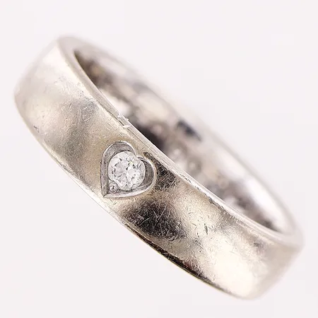 Ring, diamant ca 0,05ct, stl 17¼, Schalins, bredd 4mm, vitguld, slitage, gravyr, 18K Vikt: 7,9 g