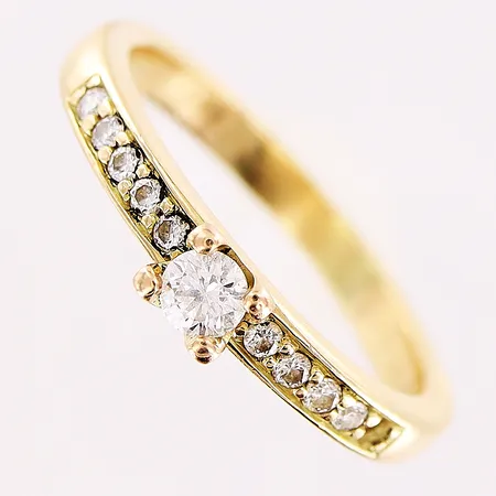 Ring, diamanter 9 x ca 0,01ct, 1 x ca 0,10ct, stl 15¾, en diamant saknas, 18K Vikt: 2,5 g