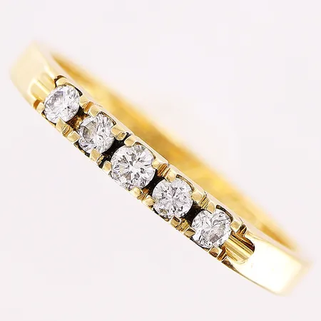 Ring, 5 st briljantslipade diamanter, 0,25ctv, stl 18½, bredd 2,5mm, gravyr, 18K Vikt: 3,3 g