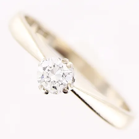Ring, diamant 1 x ca 0,28ct enligt gravyr, stl 18½, slitage på en klo, behov av rodiering, 18K Vikt: 3,5 g