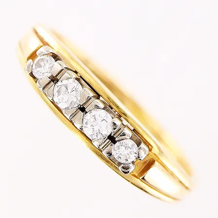 Ring, diamanter 2 x ca 0,03ct, 2 x ca 0,05ct, stl 16, 18K Vikt: 3,5 g
