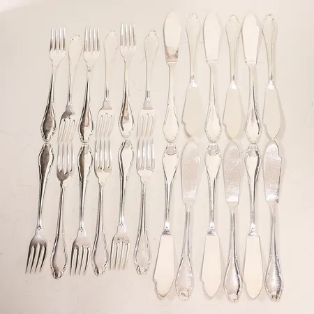 Fiskbestick, 12 gafflar 178mm, knivar 207mm, MGAB/Markströms Guldsmeds Ab Uppsala, silver 830/1000. Vikt: 1070,9 g