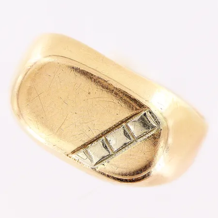 Klackring, stl 19½, bredd 4,5-11,5mm, vit/gulguld, 14K.  Vikt: 6,7 g