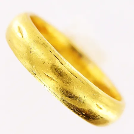 Ring, stl 17¾, bredd 4,5mm, gravyr, skev, repor, 23K.  Vikt: 8,2 g
