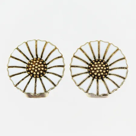 Ett par örhängen, Daisy, Anton Michelsen, Danmark, Ø17mm, förgyllt silver, vit emalj, clipsmodell, sterling, 925/1000.  Vikt: 6,8 g