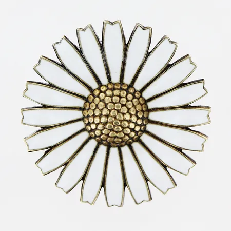 Brosch Daisy, Anton Michelsen, Danmark, Ø42mm, förgyllt silver, vit emalj, sterling, 925/1000.  Vikt: 17,1 g