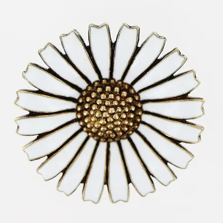 Brosch Daisy, Anton Michelsen, Danmark, Ø33mm, förgyllt silver, vit emalj, små skador på emalj, sterling, 925/1000.  Vikt: 9,3 g