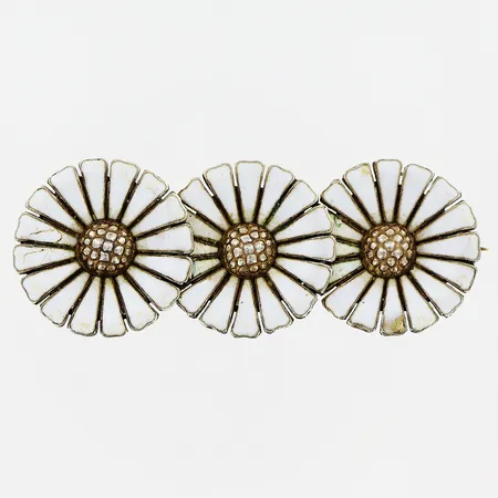 Brosch 41x17mm, förgyllt silver, vit emalj, defekter på emaljen, stämlad CR, 925/1000. Vikt: 7,2 g