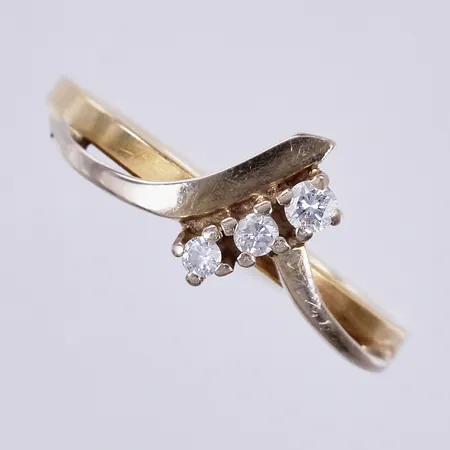 Ring med 3 diamanter totalt ca 0,10ctv, stl: 16½, bredd: ca 1-8mm, 18K Vikt: 2,7 g