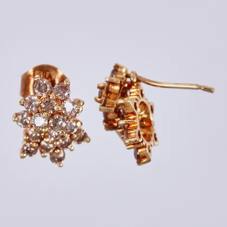 Ett par örhängen med diamanter ca40x0,01ct, längd: ca 1,3cm, bredd: ca 7-9mm, ett stopp saknas, 18K Vikt: 2,1 g