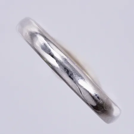 Ring, stl: 15¾, bredd: ca 2mm, 925/1000 silver Vikt: 1,6 g