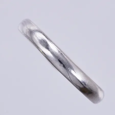 Ring, stl: 15¾, bredd: ca 2mm, 925/1000 silver Vikt: 1,6 g