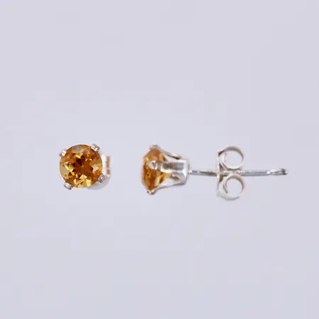 Ett par örhängen med orange stenar, Ø4mm, 925/1000 silver Vikt: 0,4 g