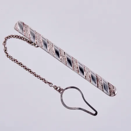 Slipsnål med säkerhetskedja, längd: ca 5,8cm, bredd: ca 5mm, 925/1000 silver Vikt: 6,7 g