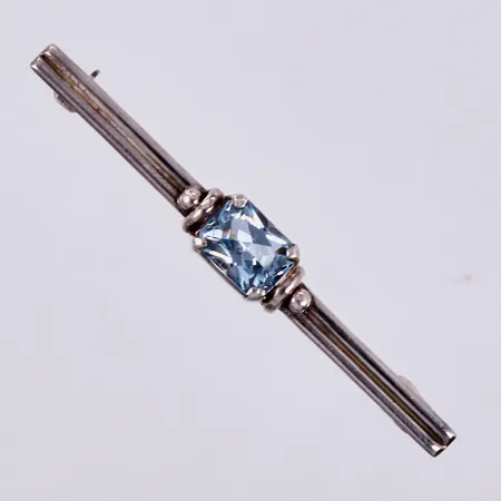 Brosch med blå sten, längd: ca 6cm, bredd: ca 3-8mm, 835/1000 silver  Vikt: 4 g
