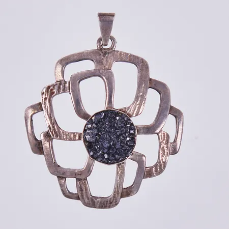 Hänge med Sala malm, Janson Guldvaru Ab Victor 1978, längd: ca 5,2cm, bredd: ca 40mm, 830/1000 silver  Vikt: 12 g